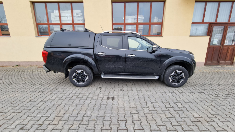 Keménytető és platóbélés beszerelése a Nissan Navara NP300-ra
