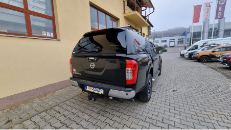 Keménytető és platóbélés beszerelése a Nissan Navara NP300-ra