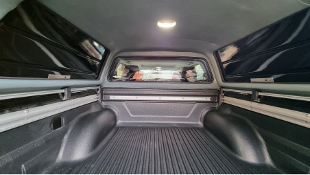 Montage hardtop und Laderaumauskleidung auf Nissan Navara NP300