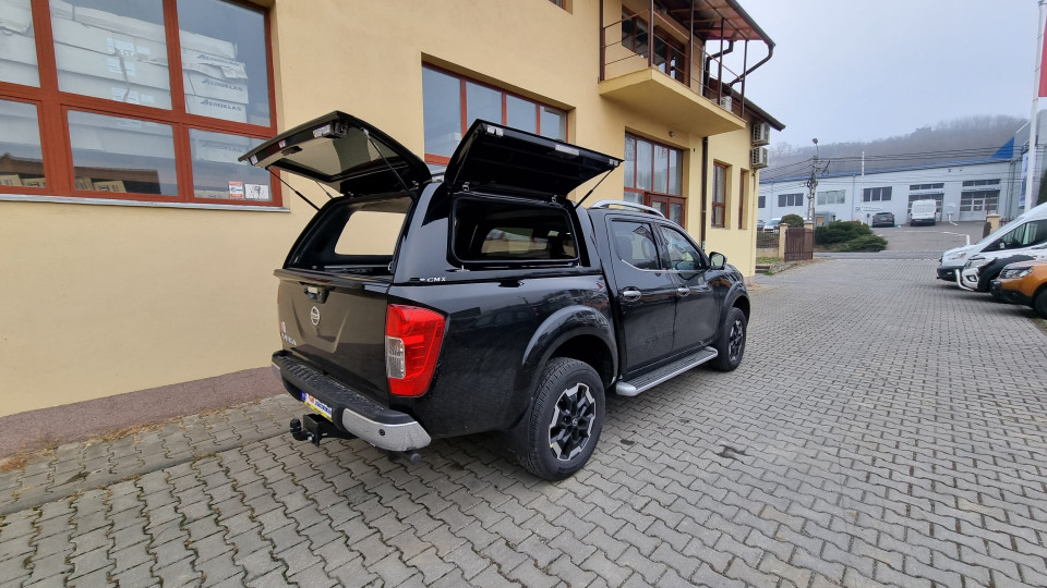 Keménytető és platóbélés beszerelése a Nissan Navara NP300-ra