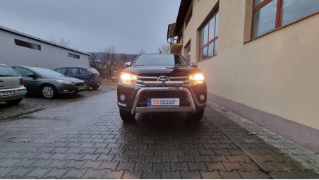 Montage Ladeflächen-Rollo, Ladeflächenauskleidung, Frontschutzbügel, Abweiser, Scheinwerfer auf Toyota Hilux 2017