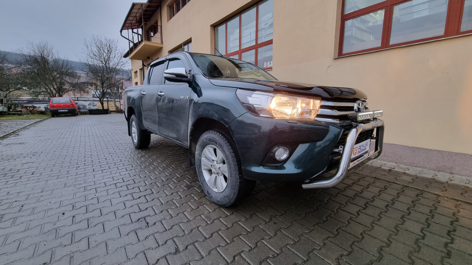 Montage Ladeflächen-Rollo, Ladeflächenauskleidung, Frontschutzbügel, Abweiser, Scheinwerfer auf Toyota Hilux 2017