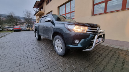 Montage Ladeflächen-Rollo, Ladeflächenauskleidung, Frontschutzbügel, Abweiser, Scheinwerfer auf Toyota Hilux 2017