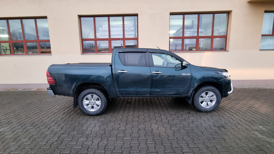 Montage Ladeflächen-Rollo, Ladeflächenauskleidung, Frontschutzbügel, Abweiser, Scheinwerfer auf Toyota Hilux 2017