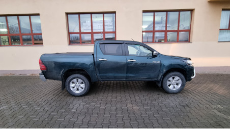 Montage Ladeflächen-Rollo, Ladeflächenauskleidung, Frontschutzbügel, Abweiser, Scheinwerfer auf Toyota Hilux 2017
