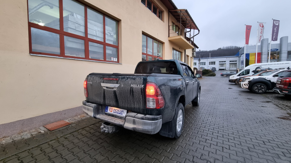 Montage Ladeflächen-Rollo, Ladeflächenauskleidung, Frontschutzbügel, Abweiser, Scheinwerfer auf Toyota Hilux 2017