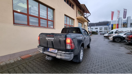 Lökhárító tekercs, lökhárító párnázás, bukórúd, terelők, fényvisszaverők felszerelése a Toyota Hilux 2017-re