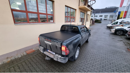 Montage Ladeflächen-Rollo, Ladeflächenauskleidung, Frontschutzbügel, Abweiser, Scheinwerfer auf Toyota Hilux 2017