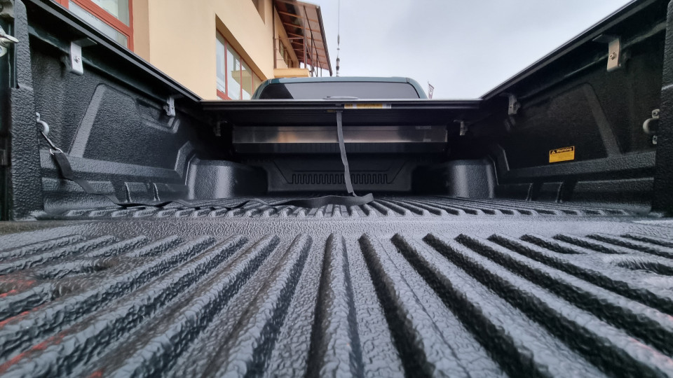 Montage Ladeflächen-Rollo, Ladeflächenauskleidung, Frontschutzbügel, Abweiser, Scheinwerfer auf Toyota Hilux 2017