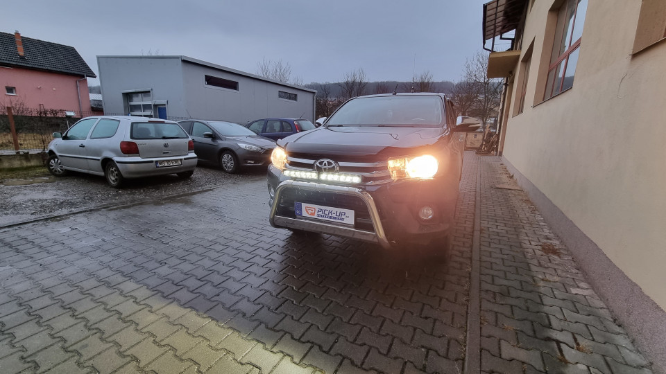 Montage Ladeflächen-Rollo, Ladeflächenauskleidung, Frontschutzbügel, Abweiser, Scheinwerfer auf Toyota Hilux 2017