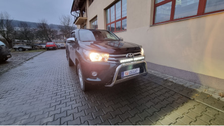 Montage Ladeflächen-Rollo, Ladeflächenauskleidung, Frontschutzbügel, Abweiser, Scheinwerfer auf Toyota Hilux 2017