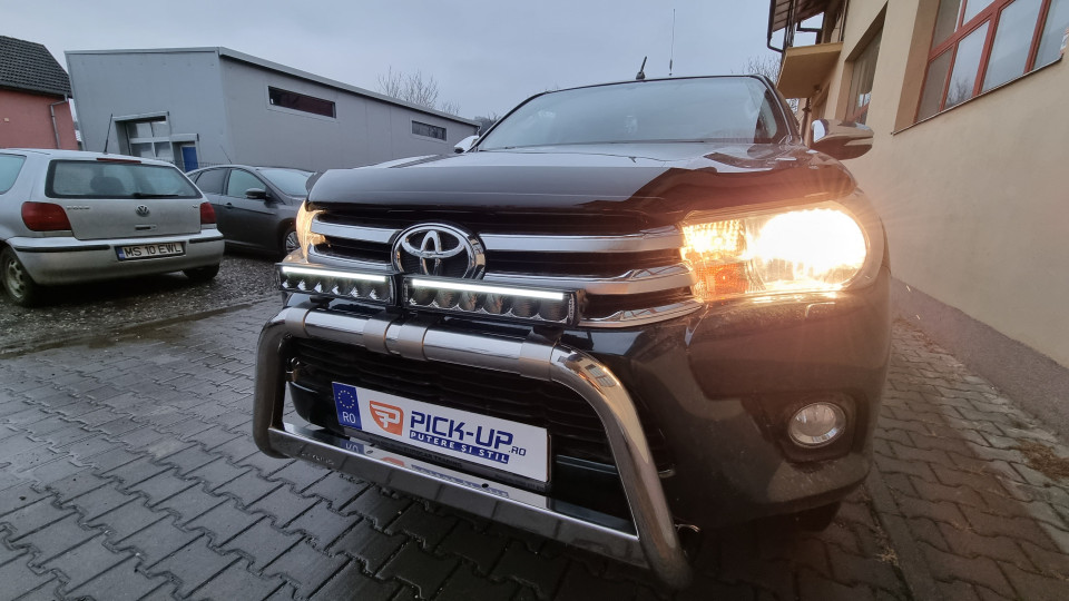 Montage Ladeflächen-Rollo, Ladeflächenauskleidung, Frontschutzbügel, Abweiser, Scheinwerfer auf Toyota Hilux 2017
