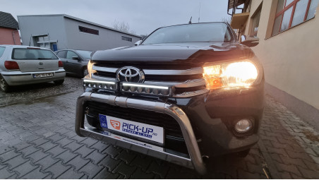 Montage Ladeflächen-Rollo, Ladeflächenauskleidung, Frontschutzbügel, Abweiser, Scheinwerfer auf Toyota Hilux 2017