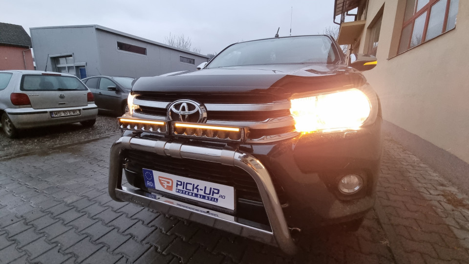 Montage Ladeflächen-Rollo, Ladeflächenauskleidung, Frontschutzbügel, Abweiser, Scheinwerfer auf Toyota Hilux 2017