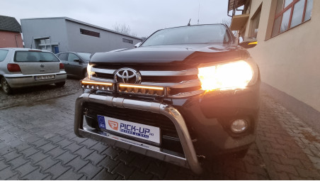 Lökhárító tekercs, lökhárító párnázás, bukórúd, terelők, fényvisszaverők felszerelése a Toyota Hilux 2017-re