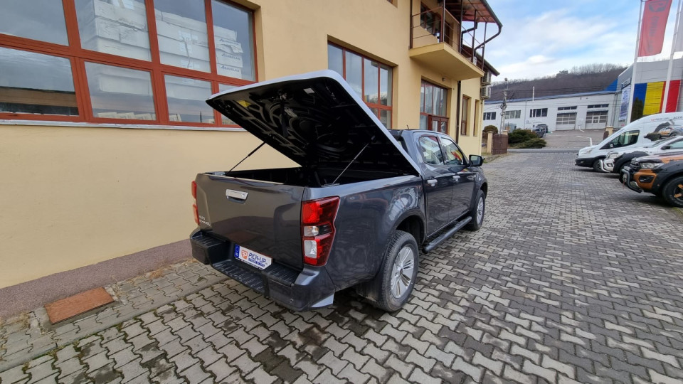 Fedő típusú csomagtérfedél felszerelése az Isuzu D-Max 2017-re