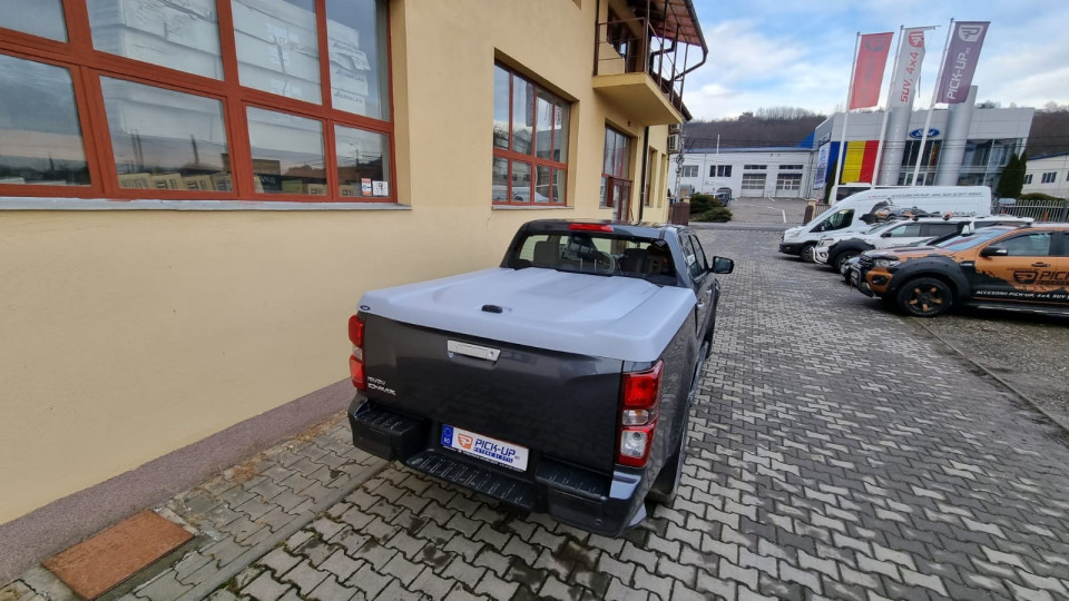 Tonneau cover installed on Isuzu D-Max 2017