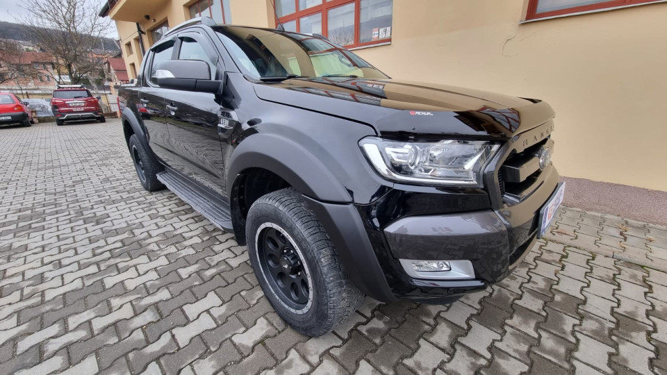 Montage Ladeflächen-Rollo, Überrollbügel, Querträger, Abweiser auf Ford Ranger 2018