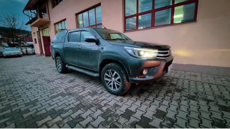 Montage hardatop und Nutzkästen auf Toyota Hilux 2016