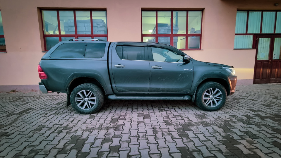 Canopy, swing cases installed on Toyota Hilux 2016