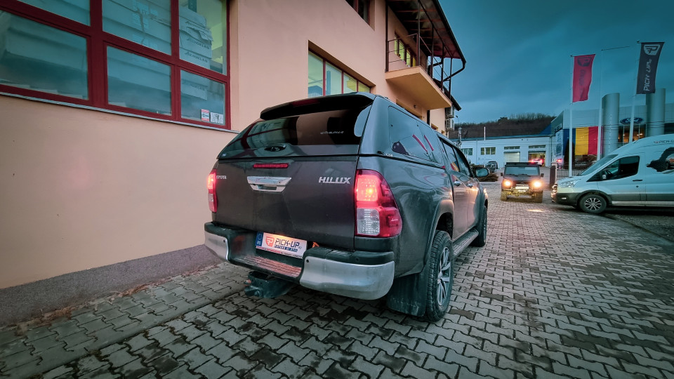 Montage hardatop und Nutzkästen auf Toyota Hilux 2016
