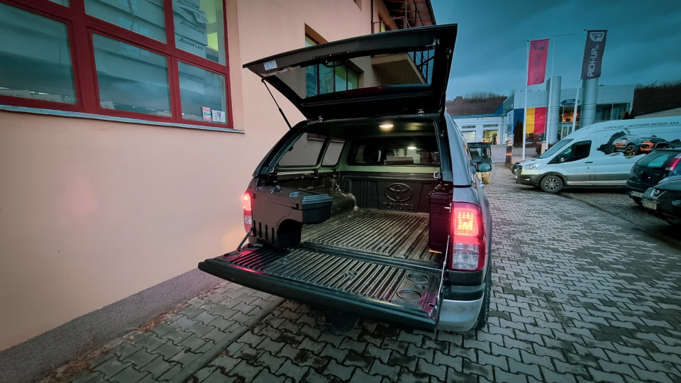 Montage hardatop und Nutzkästen auf Toyota Hilux 2016