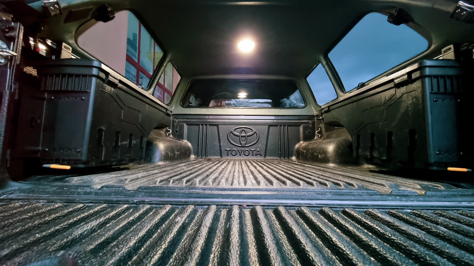 Montage hardatop und Nutzkästen auf Toyota Hilux 2016