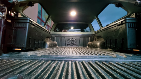 Keménytetős és segéddobozok beszerelése a Toyota Hilux 2016-ra