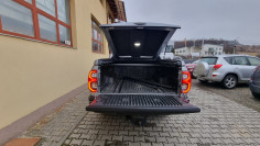 A burkolat típusú plató fedő és az ablak terelő felszerelése a Toyota Hilux 2021-re