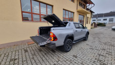 A burkolat típusú plató fedő és az ablak terelő felszerelése a Toyota Hilux 2021-re 2