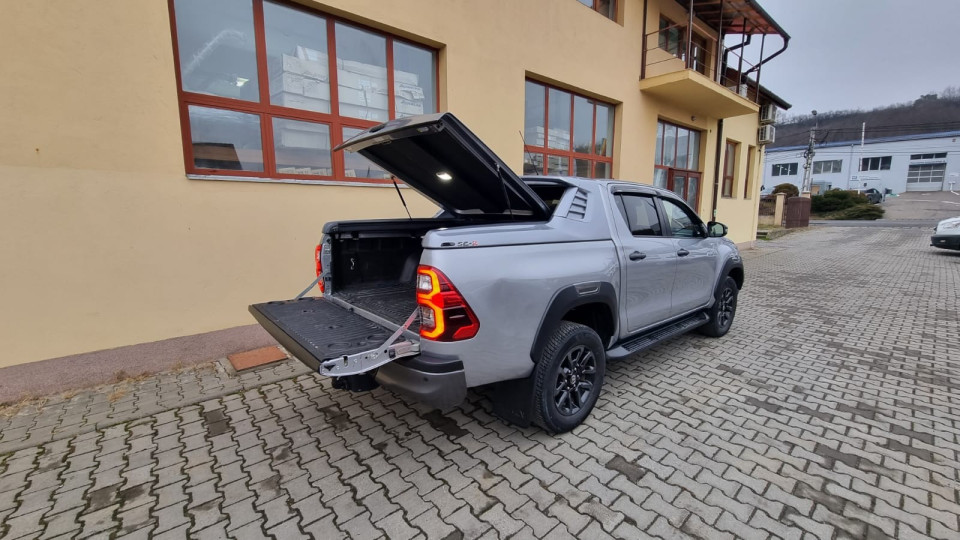 A burkolat típusú plató fedő és az ablak terelő felszerelése a Toyota Hilux 2021-re