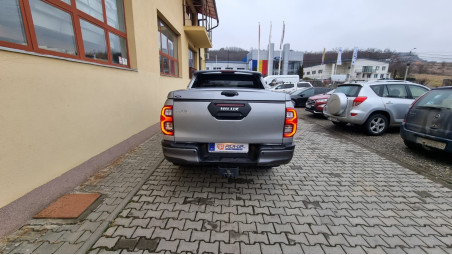 Montage Laderaumabdeckung (Klapp-Typ) und Fenster-Windabweiser auf Toyota Hilux 2021