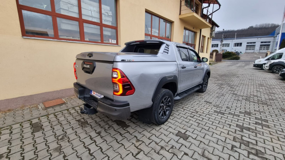 A burkolat típusú plató fedő és az ablak terelő felszerelése a Toyota Hilux 2021-re
