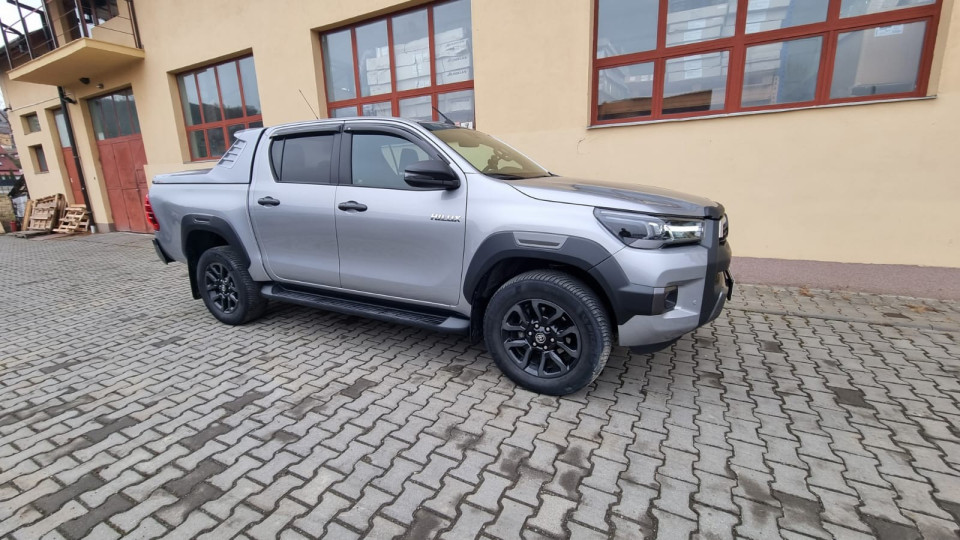 Montage Laderaumabdeckung (Klapp-Typ) und Fenster-Windabweiser auf Toyota Hilux 2021
