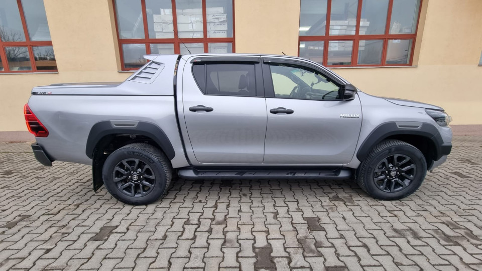 A burkolat típusú plató fedő és az ablak terelő felszerelése a Toyota Hilux 2021-re