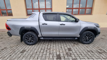 Tonneau cover, window visors installed on Toyota Hilux 2021