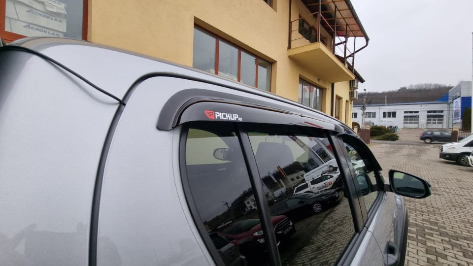 A burkolat típusú plató fedő és az ablak terelő felszerelése a Toyota Hilux 2021-re