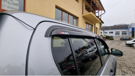 A burkolat típusú plató fedő és az ablak terelő felszerelése a Toyota Hilux 2021-re