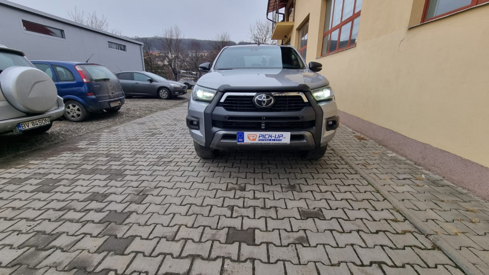 A burkolat típusú plató fedő és az ablak terelő felszerelése a Toyota Hilux 2021-re