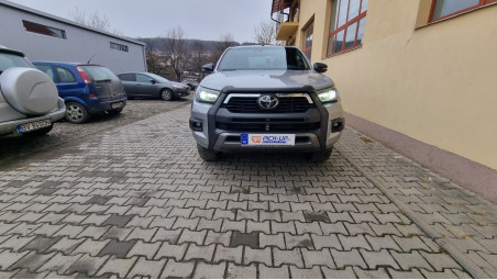 Tonneau cover, window visors installed on Toyota Hilux 2021