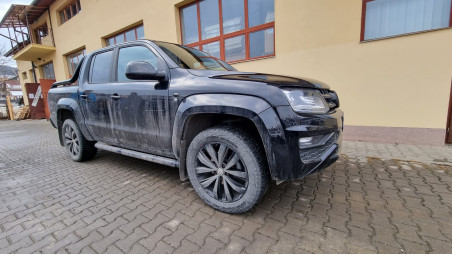 Montage Laderaum-Rollo und Überrollbügel Volkswagen Amarok 2020