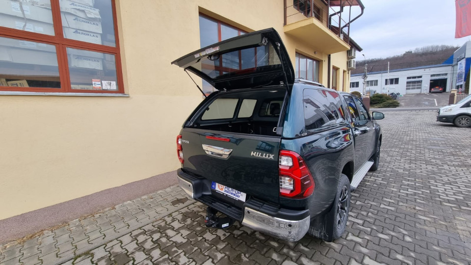 Caonpy, side steps installed on Toyota Hilux 2021