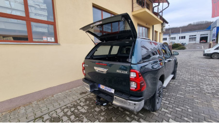 Montage Hardtop und Schwellertritte Toyota Hilux 2021