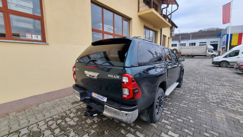 Montage Hardtop und Schwellertritte Toyota Hilux 2021