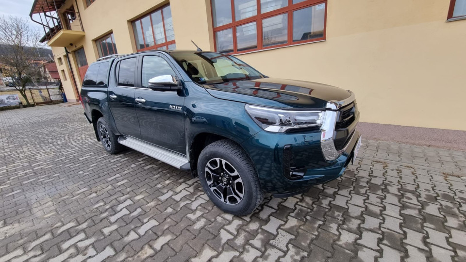 Montage Hardtop und Schwellertritte Toyota Hilux 2021
