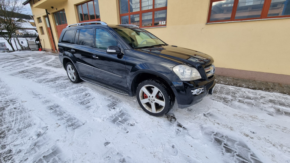 Towing hook installed on Mercedes GL320