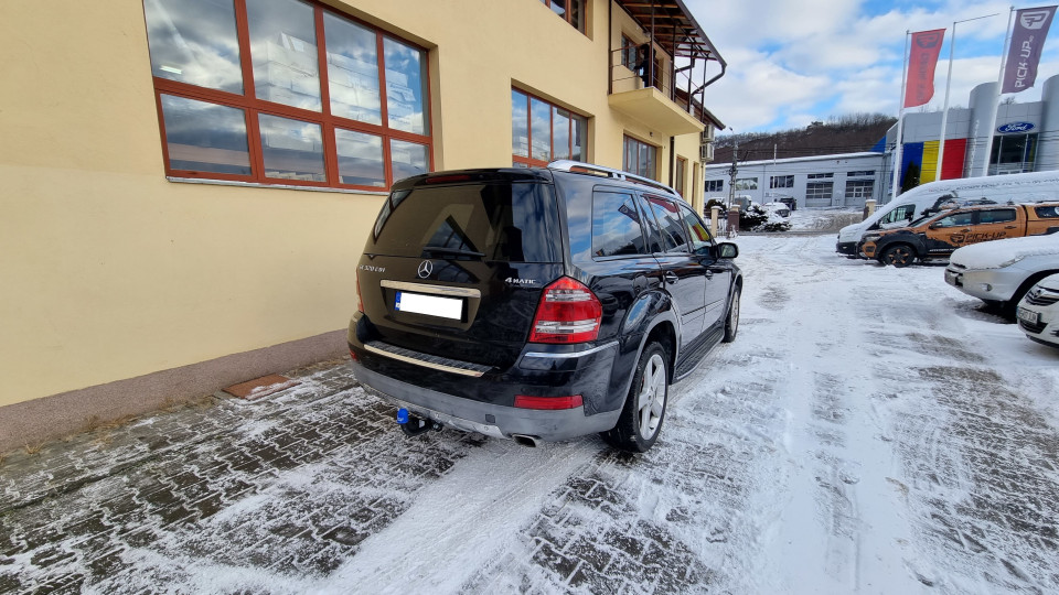 Towing hook installed on Mercedes GL320