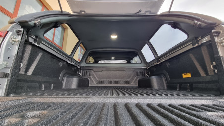 Montage hardtop, Laderaumauskleidung, Motorhauben-Windabweiser auf Toyota Hilux 2022