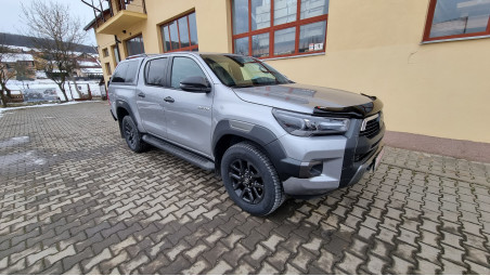 Montage hardtop, Laderaumauskleidung, Motorhauben-Windabweiser auf Toyota Hilux 2022
