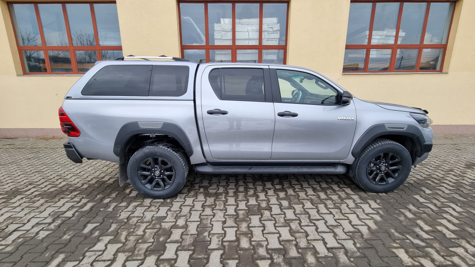 Montage hardtop, Laderaumauskleidung, Motorhauben-Windabweiser auf Toyota Hilux 2022